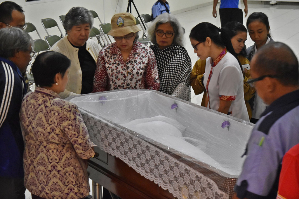 Sejumlah kerabat dan rekan memberikan penghormatan terakhir kepada jenazah sastrawan dan novelis Nurhayati Sri Hardini Siti Nukatin atau lebih dikenal dengan nama NH Dini (82) di Wisma Lansia Harapan Asri, Banyumanik, Semarang.
