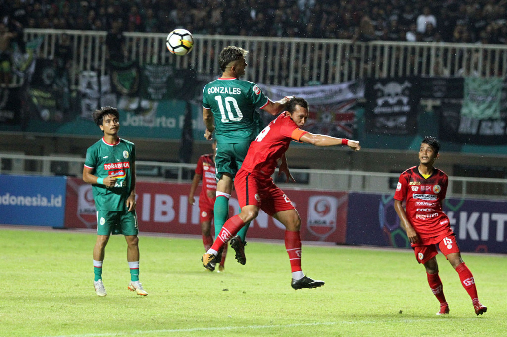 Dua gol PSS Sleman dalam pertandingan tersebut dicetak penyerang gaek Cristian Gonzales pada menit ke-18 dan Rifal Lastori di menit ke-26. Kemenangan PSS semakin lengkap setelah pemainnya Ichsan Pratama terpilih sebagai Pemain Terbaik Liga 2 Musim 2018. Antara Foto/Yulius Satria Wijaya