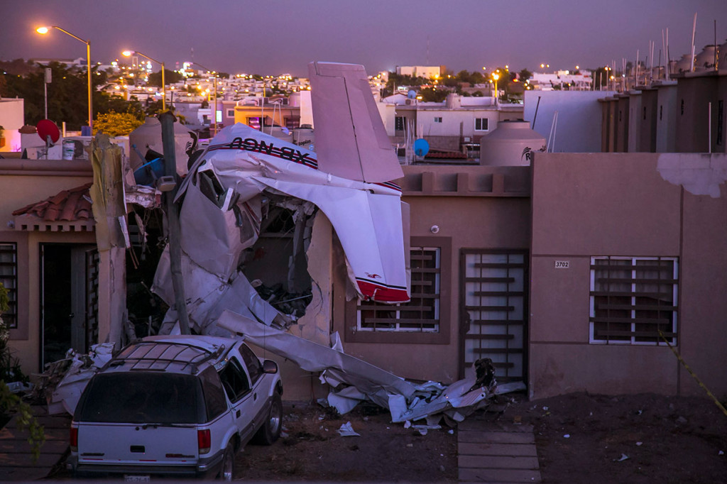 Sebuah pesawat Cessna mengalami kerusakan cukup parah setelah menabrak sebuah rumah di Rincon Real, Kota Culiacan, negara bagian Sinaloa, Meksiko, Senin, 3 Desember waktu setempat.