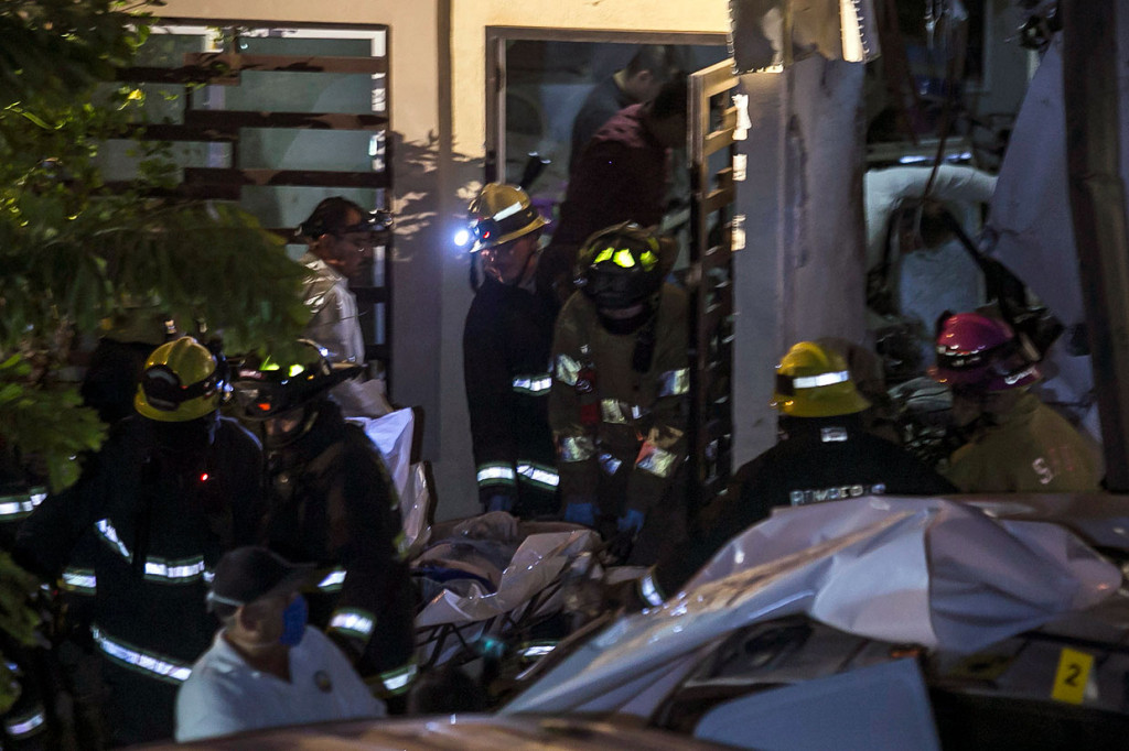 Empat penumpang dan kru pesawat tewas sementara dua wanita yang berada di dalam rumah mengalami luka-luka.