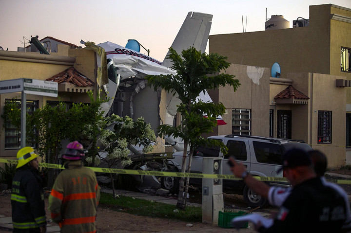 Petugas tengah menyelidiki penyebab insiden tersebut.