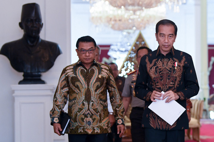 Presiden Joko Widodo (kanan) didampingi Kepala Staf Presiden Moeldoko bersiap memberikan keterangan pers terkait penembakan pekerja Trans Papua oleh kelompok kriminal bersenjata, di Istana Merdeka, Jakarta.