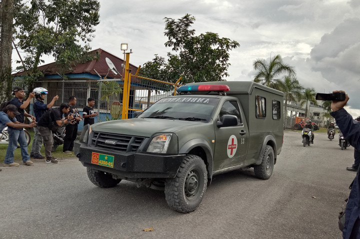 Jenazah atas nama Serda Handoko itu telah diotopsi dan dipastikan adanya luka tembak di bagian punggung. Rencananya jenazah akan diterbangkan nanti sore menuju Timika untuk diserahkan kepada satuan Brigif 20. Antara Foto/Evarianus Supar
