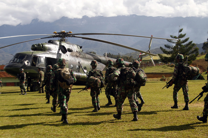 Prajurit TNI bersiap menaiki helikopter menuju Nduga di Wamena. Antara Foto/Iwan Adisaputra
