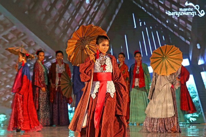 Model berjalan memperagakan busana pada Festival Kebaya di Banyuwangi, Jawa Timur.