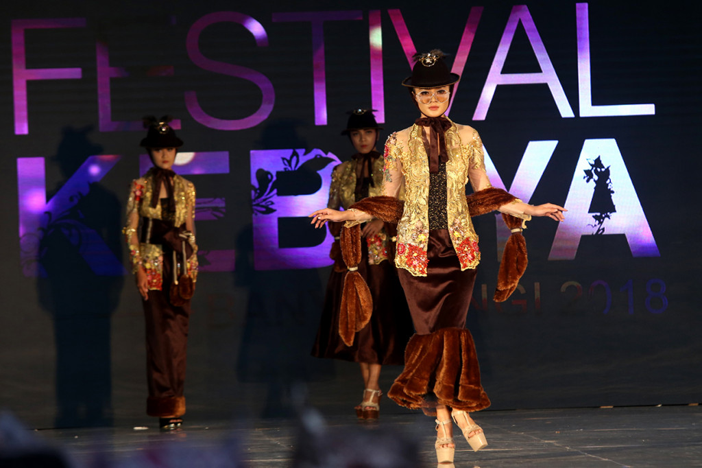 Sebanyak 100 karya kebaya seni modern hasil kolaborasi perancang nasional dengan desainer lokal Banyuwangi dipamerkan dalam acara ini.