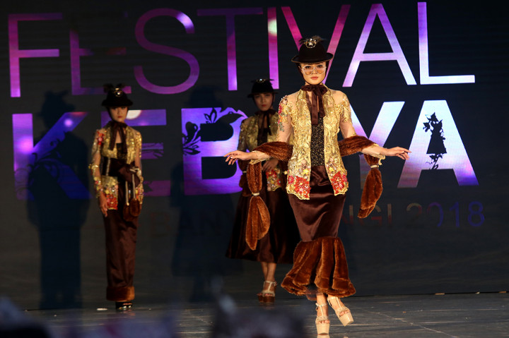 Sebanyak 100 karya kebaya seni modern hasil kolaborasi perancang nasional dengan desainer lokal Banyuwangi dipamerkan dalam acara ini.
