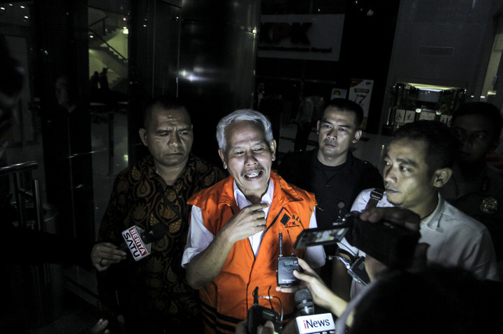 Direktur Utama PT Mawatindo Road Construction Hobby Siregar resmi ditahan KPK karena diduga melakukan tindakan kasus dugaan korupsi dalam proyek peningkatan Jalan Batu Panjang, Pangkalan Nyirih di Kabupaten Bengkalis, Riau pada 2013-2015, bersama Mantan Kepala Dinas Pekerjaan Umum (PU) Bengkalis Muhammad Nasir.