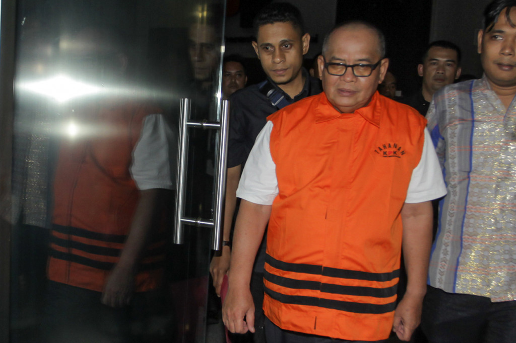 Mantan Kepala Dinas Pekerjaan Umum (PU) Bengkalis Muhammad Nasir berjalan keluar ruangan seusai menjalani pemeriksaan di gedung KPK, Jakarta.
