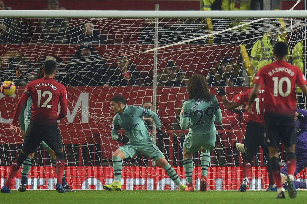 Keunggulan Arsenal hanya bertahan empat menit, lantaran gol penyama kedudukan lewat Anthony Martial menuntaskan umpan tarik Ander Herrera.