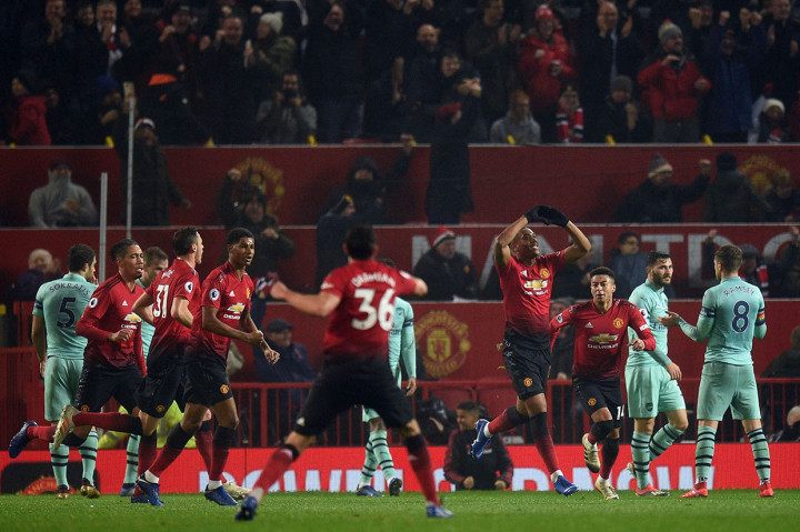 Martial melakukan selebrasi usai mencetak gol penyama kedudukan untuk timnya.