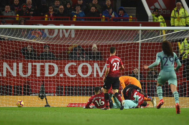 Tim tamu kembali memimpin pada menit ke-68 saat Alexandre Lacazette, yang baru tiga menit merumput menggantikan Alex Iwobi, menyelesaikan umpan kiriman Henrikh Mkhitaryan. Belakangan gol tersebut dinyatakan sebagai gol bunuh diri Rojo, yang berusaha menghalau bola namun malah masuk ke gawang sendiri.