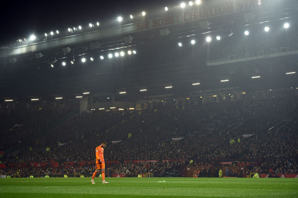 Hasil itu membuat Manchester United tertahan di urutan kedelapan klasemen sementara dengan 23 poin, sedangkan Arsenal (31) turun ke peringkat kelima setelah Tottenham Hotspur (33) menang di laga lain.