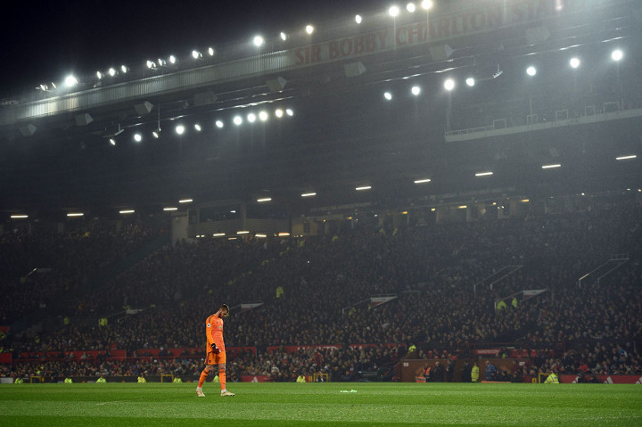 Hasil itu membuat Manchester United tertahan di urutan kedelapan klasemen sementara dengan 23 poin, sedangkan Arsenal (31) turun ke peringkat kelima setelah Tottenham Hotspur (33) menang di laga lain.