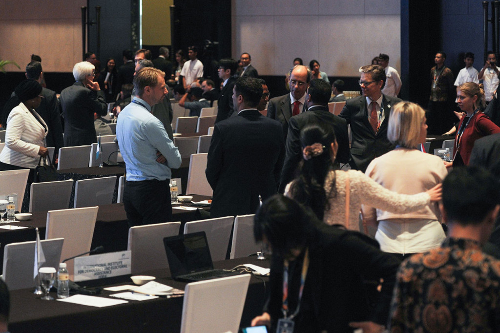 Para delegasi Bali Democracy Forum (BDF) di Bali Nusa Dua Convention Center (BNDCC) di Kabupaten Badung, Kamis, 6 Desember beranjak dari tempat duduk saat gempa berlangsung.