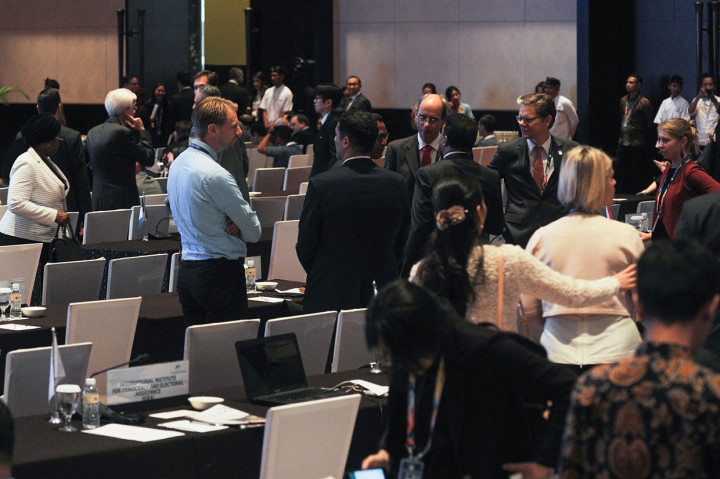 Para delegasi Bali Democracy Forum (BDF) di Bali Nusa Dua Convention Center (BNDCC) di Kabupaten Badung, Kamis, 6 Desember beranjak dari tempat duduk saat gempa berlangsung.