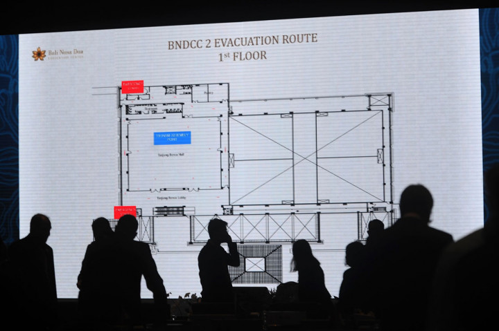 Setelah gempa yang terjadi beberapa detik pengelola gedung memberikan arahan terkait standar dan prosedur keamanan dan mengimbau para delegasi untuk tetap tenang.