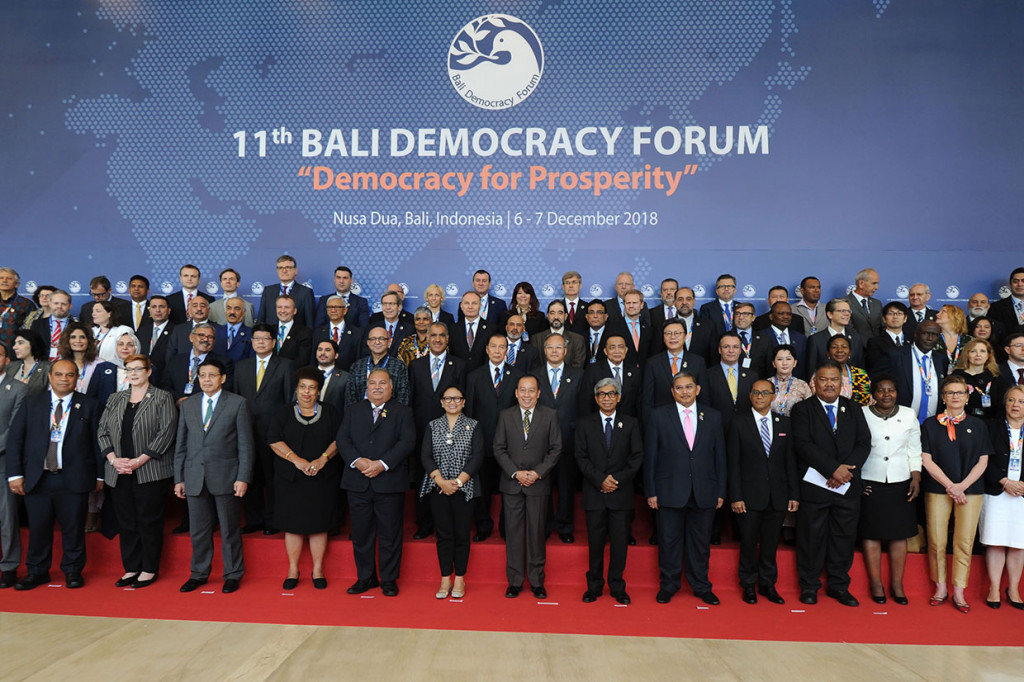 BDF dilaksanakan pada 6-7 Desember dengan mengusung tema 'Demokrasi untuk Kesejahteraan' (Democracy for Prosperity). Selama dua hari, negara-negara peserta akan berkumpul untuk berdiskusi dan berbagi pengalaman dalam hal praktik demokrasi.