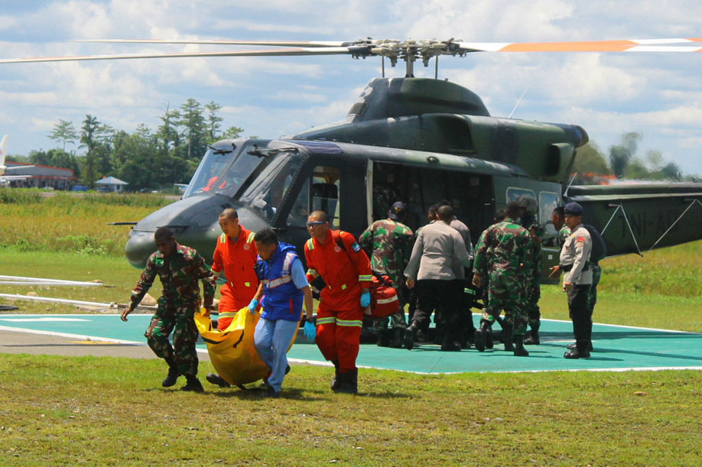 Petugas membawa kantong berisi jenazah korban penembakan di Nduga, di Bandara Mozes Kilangin, Timika, Papua, Kamis, 6 Desember 2018. Antara Foto/HO