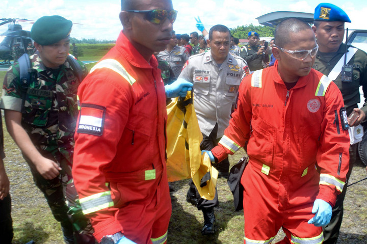 Jenazah langsung dievakuasi ke mobil ambulans untuk kemudian dilakukan proses identifikasi oleh Tim Forensik Mabes Polri di bagian belakang hanggar helikopter Bandara Timika milik PT Freeport Indonesia yang dikelola PT AVCO. AFP Photo/Josept Situmorang