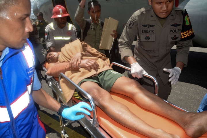 Selain korban tewas, petugas juga mengevakuasi korban luka-luka. AFP Photo/Josept Situmorang