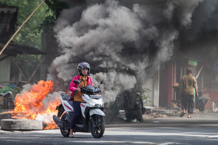Warga memblokade jalan masuk dengan menggunakan barang seadanya termasuk membakar ban bekas di depan pintu masuk. Mereka juga sempat melakukan pelemparan pada petugas yang mencoba menerobos masuk.
