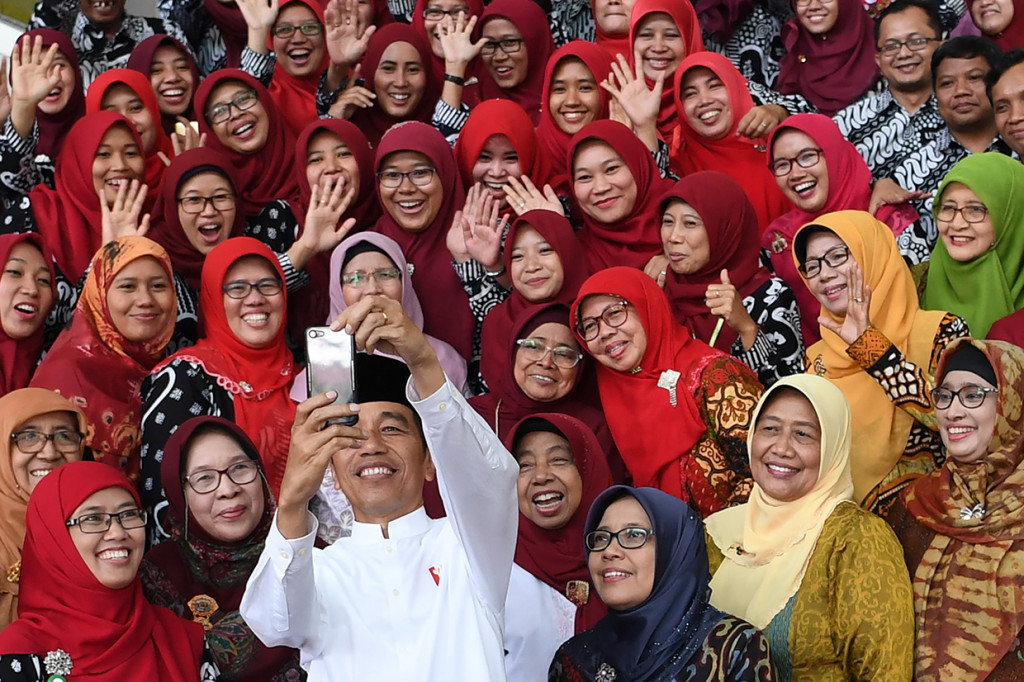 Presiden Joko Widodo berswafoto dengan pegawai ketika mengunjungi Universitas Aisyiyah di Yogyakarta.