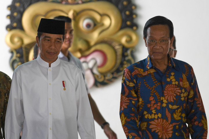 Sebelumnya, Presiden Jokowi juga bertemu dengan Gubernur Yogyakarta Sri Sultan Hamengkubuwono X di Keraton Yogyakarta.