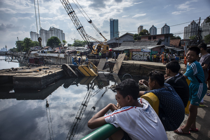 Crane dari proyek pemasangan dinding turap Kali Sentiong ambruk dan menimpa rumah warga sehingga menyebabkan tiga orang terluka.