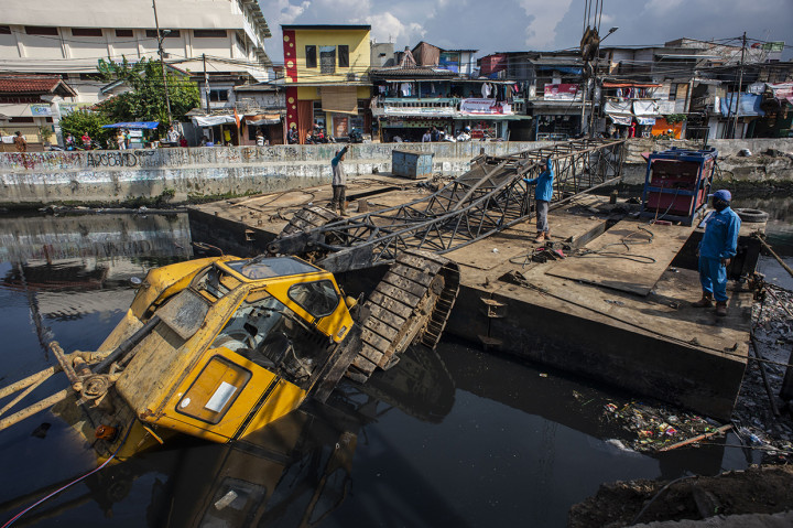 Penyebab ambruknya crane belum bisa dipastikan. Terkait kasus ini, polisi sudah datang ke tempat kejadian perkara dan memeriksa pengawas lapangan proyek Mochamad Edi. 
