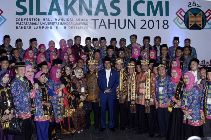 Presiden Joko Widodo (tengah) berfoto bersama dengan peserta dan pengurus Ikatan Cendekiawan Muslim Indonesia (ICMI) seusai pembukaan Silaturahmi Kerja Nasional (Silaknas) ICMI tahun 2018 di Bandar Lampung.
