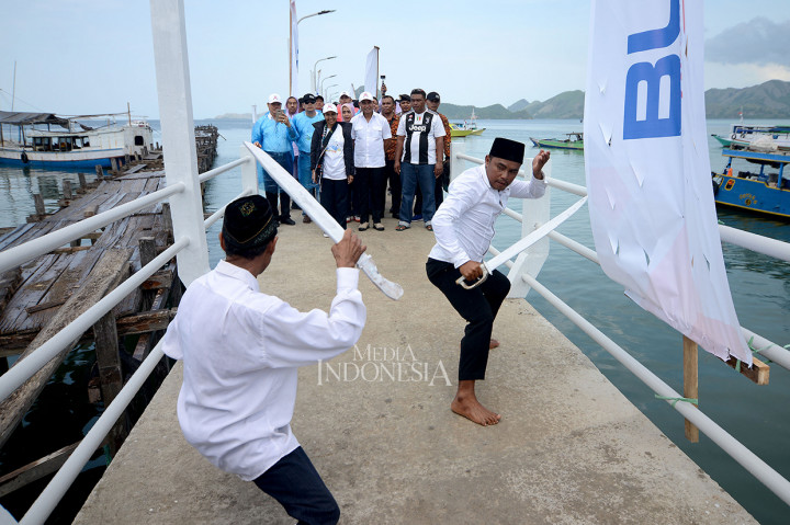 Menteri BUMN Rini Sumarno (kiri) didampingi Gubernur Nusa Tenggara Timur Victor J. Laiskodat (tengah) melihat dermaga baru Pulau Rinca, Nusa Tenggara Timur.