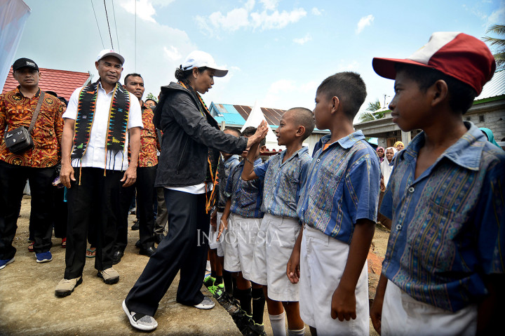Menteri BUMN Rini Sumarno (kanan) didampingi Gubernur Nusa Tenggara Timur Victor J. Laiskodat (kiri) disambut anak-anak saat melihat dermaga baru Pulau Rinca, Nusa Tenggara Timur.