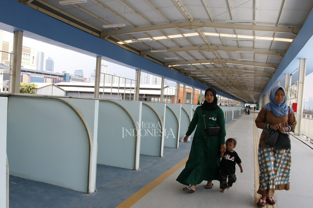Namun, lapak pedagang yang ada di skybridge belum bisa digunakan.