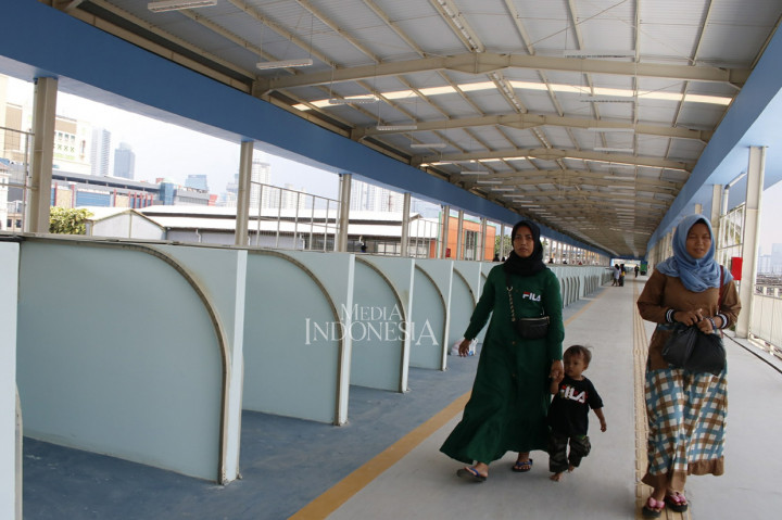 Namun, lapak pedagang yang ada di skybridge belum bisa digunakan.