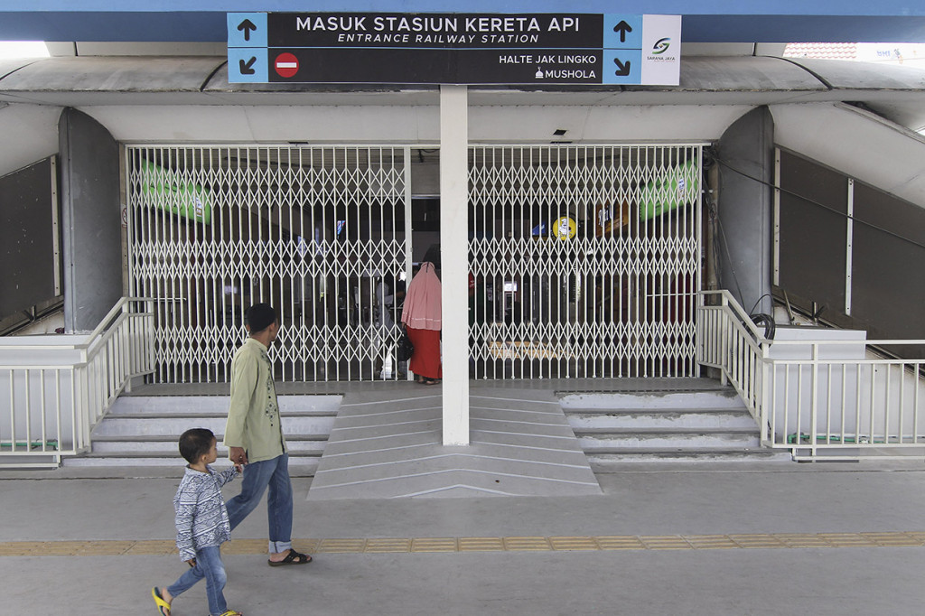 Dari rencana tiga halte yang akan dibangun, dua halte sudah terbangun. Diantaranya, halte di pintu stasiun tanah abang jalan Jatibaru dan halte di sisi selatan flyover jatibaru.
