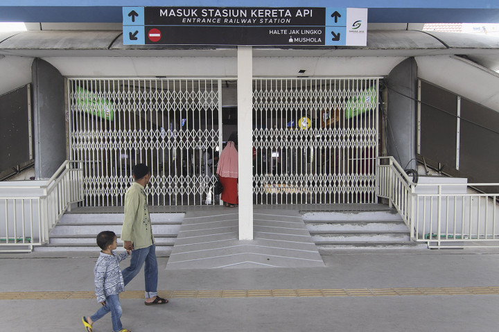 Dari rencana tiga halte yang akan dibangun, dua halte sudah terbangun. Diantaranya, halte di pintu stasiun tanah abang jalan Jatibaru dan halte di sisi selatan flyover jatibaru.
