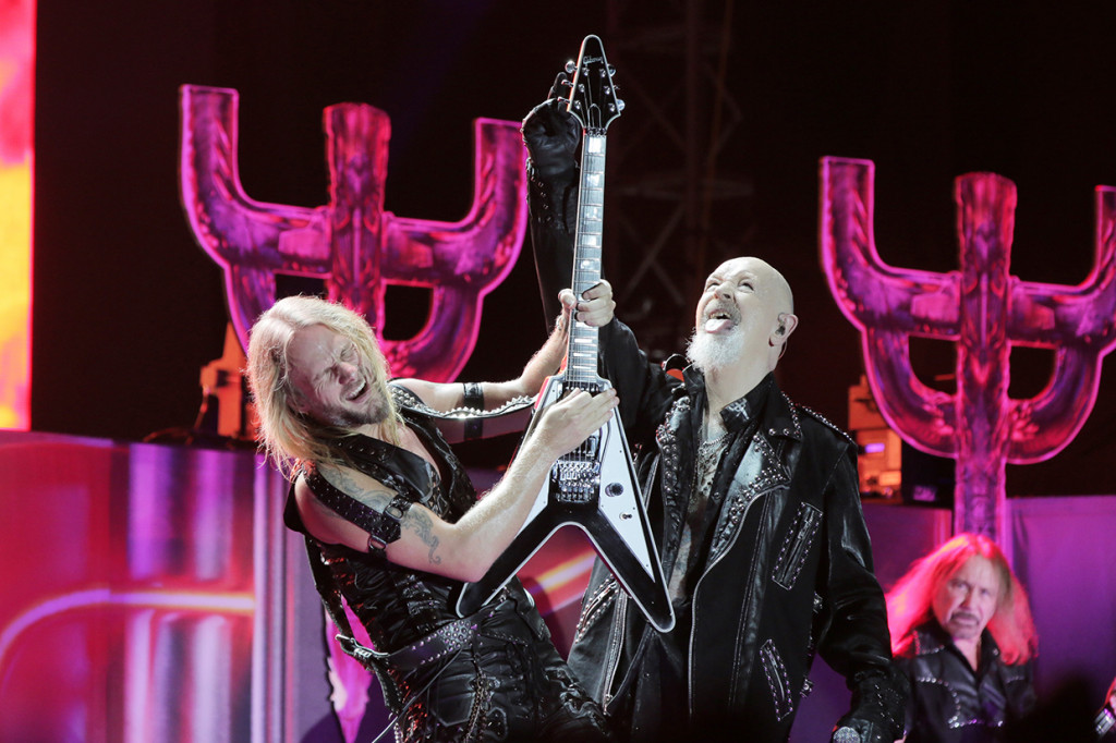 Vokalis Judas Priest Rob Halfold (kanan) dan Gitaris Richie Faulkner (kiri) beraksi pada 