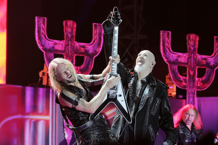 Vokalis Judas Priest Rob Halfold (kanan) dan Gitaris Richie Faulkner (kiri) beraksi pada 