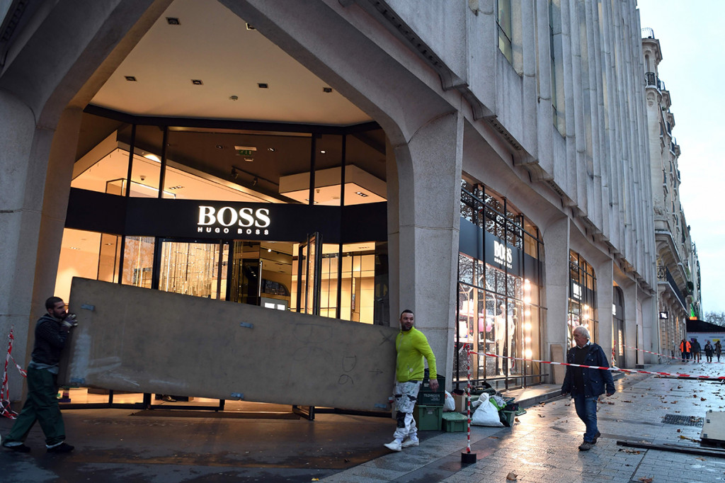 Kepolisian juga meminta tempat-tempat usaha di Jalan Champs-Elysees dan kawasan pertokoan lainnya untuk tutup. Mereka juga diperintahkan untuk memindahkan barang-barang dari luar toko, seperti meja dan kursi. Afp Photo/Alain Jocard