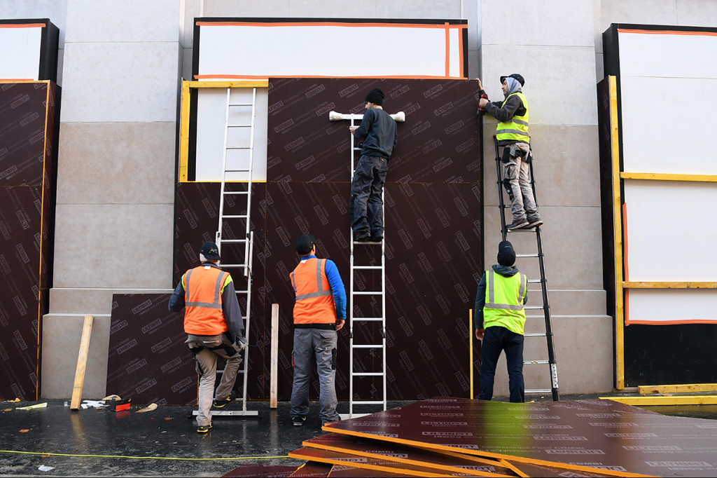 Seorang pekerja memasang papan kayu untuk melindungi jendela di sebuah toko di kawasanChamps-Elysees, Paris. Afp Photo/Alain Jocard