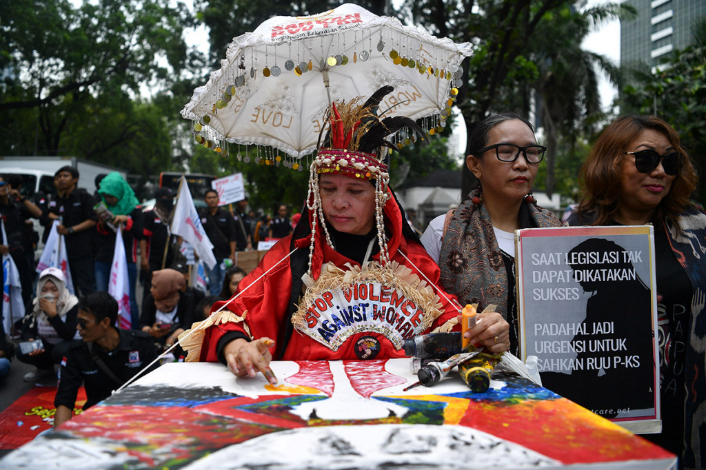 Dalam aksinya mereka menuntut segera disahkannya Rancangan Undang-Undang Penghapusan Kekerasan Seksual. 