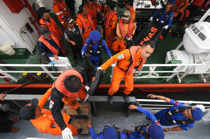 Petugas gabungan mengangkat sejumlah kantong jenazah korban kapal KM Gerbang Samudra I yang terbakar di Dermaga Navigasi, Pelabuhan Tanjung Perak, Surabaya.