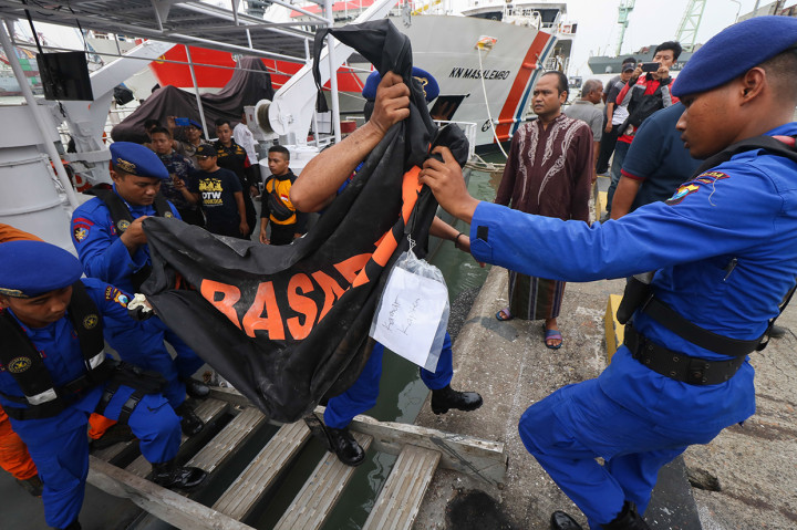 Petugas Basarnas berhasil mengevakuasi jenazah yang ditemukan dari dalam kamar kapten dan kadet di KM Gerbang Samudra I yang terbakar pada Minggu, 2 Desember lalu.