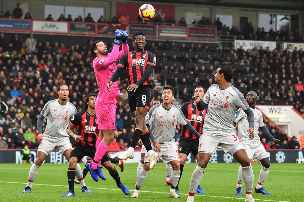 Becker mengamankan gawangnya dari serbuan pemain Bournemouth.