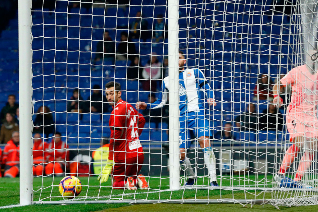 Di penghujung babak pertama, Luis Suarez memperbesar keunggulan Barcelona menjadi 3-0 lewat penyelesaian umpan terobosan kiriman Dembele.