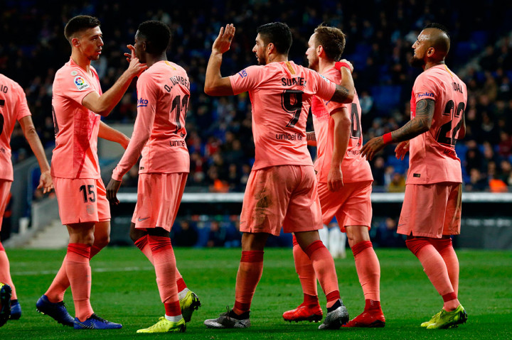 Suarez melakukan selebrasi bersama rekan-rekan setimnya.