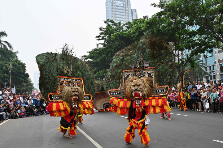 Pertunjukan Reog Ponorogo mewarnai Pawai Budaya di Jalan Jenderal Sudirman, Jakarta, Minggu, 9 Desember 2018.