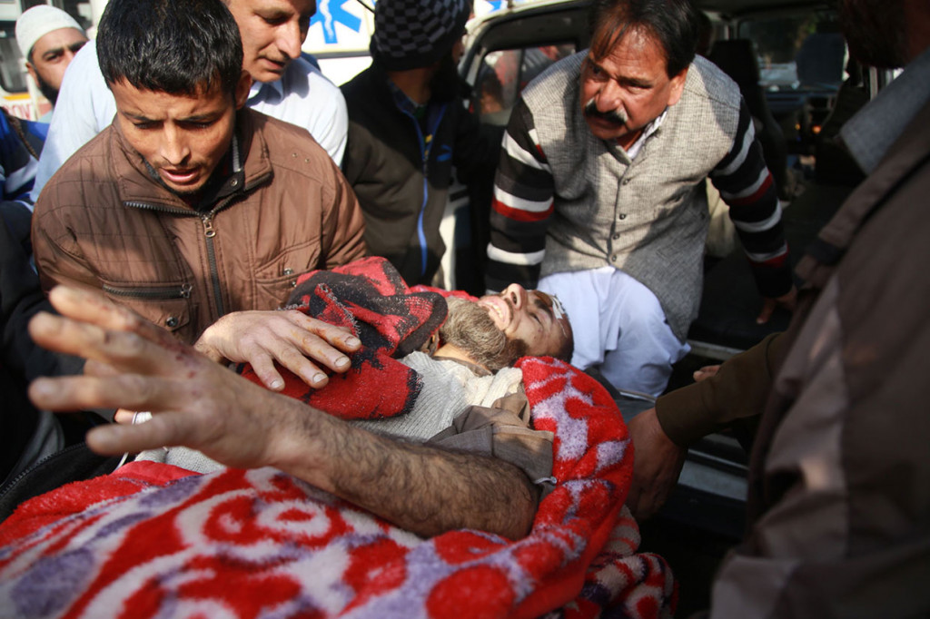 Sedikitnya 13 orang darei 26 penumpang bus tewas, sementara 13 lainnya luka-luka akibat kecelakaan tersebut. Korban luka-luka dilarikan ke RS di Kota Jammu.