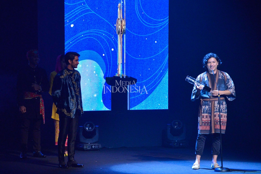 Sambil berkelakar, Gading Marten mengaku tidak menyangka dan ingin memeluk Piala Citra di kasur. 